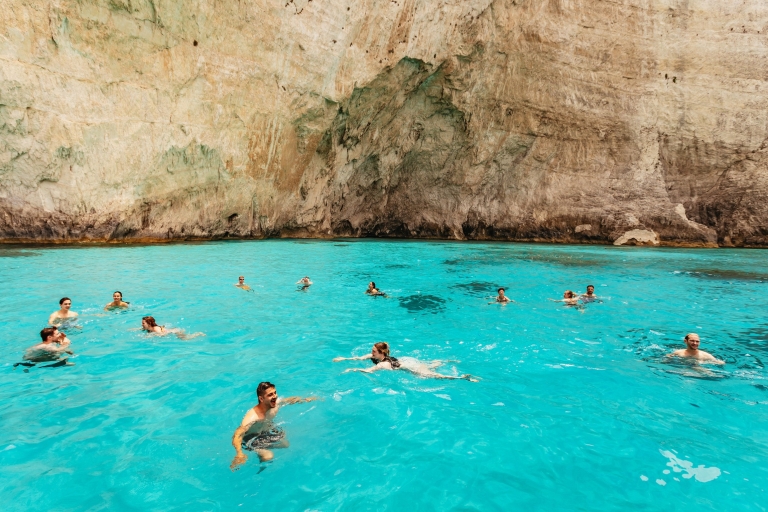 Île de Zante : plage de Navágio et visite des grottes bleues