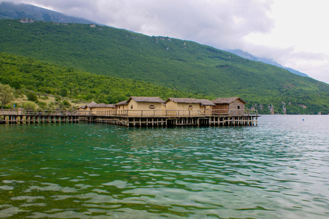 De Tirana: Viagem de 1 dia à cidade de Ohrid e ao Mosteiro de São Naum