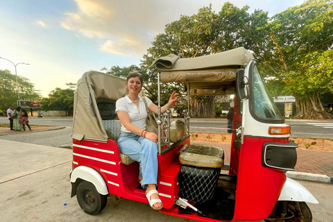Colombo: Nightlife Tour with Tuk Tuk and Guide