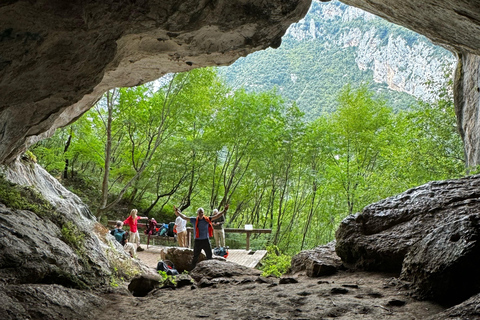 地拉那：佩特雷拉城堡与黑洞洞穴之旅（含当地午餐）