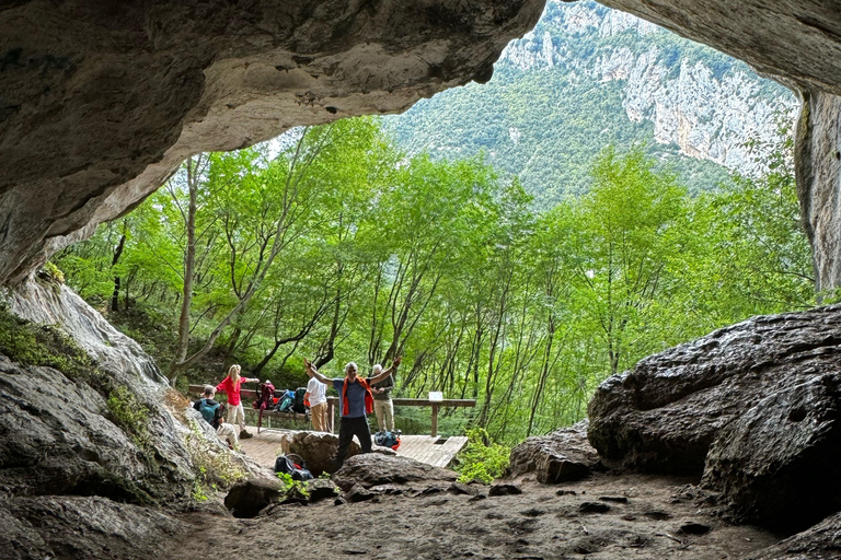地拉那：佩特雷拉城堡与黑洞洞穴之旅（含当地午餐）