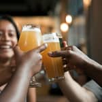 Vilnius: Pub Crawl con drink di benvenuto e spuntini tradizionali
