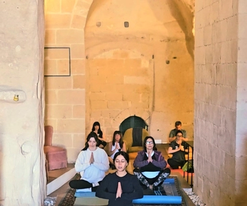 Matera: sessione di yoga in una grotta dei Sassi con colazione