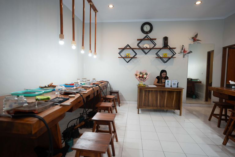 Zilveren sieraden maken in de buurt van het apenbos van Ubud