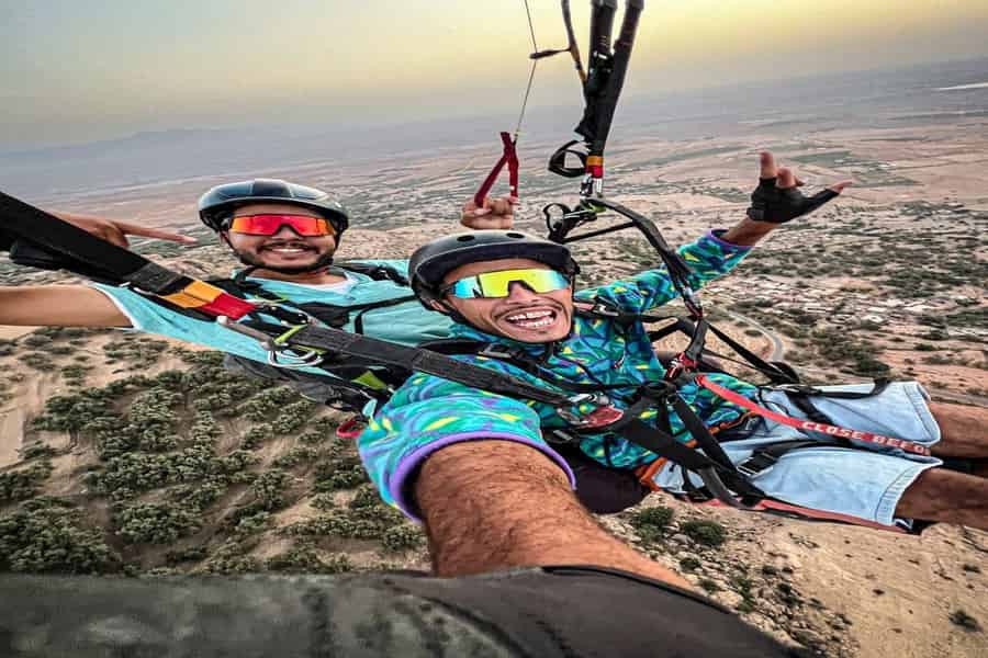 Gleitschirmfliegen im Atlas & Abenteuer in der Agafay-Wüste ab Marrakesch. Foto: GetYourGuide Gleitschirmfliegen im Atlas & Abenteuer in der Agafay-Wüste ab Marrakesch. Foto: GetYourGuide
