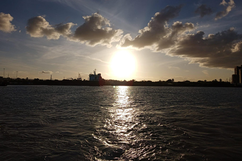 Old San Juan: Sunset Cruise with Drinks and Hotel Pickup