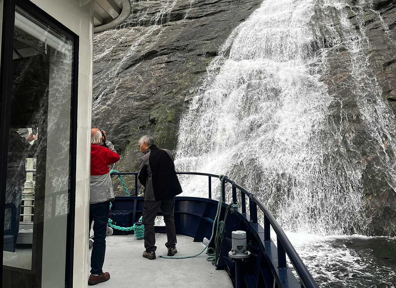 Geiranger: Sightseeingbådtur i fjorden og til vandfaldene – 75 minutter og 2 timer