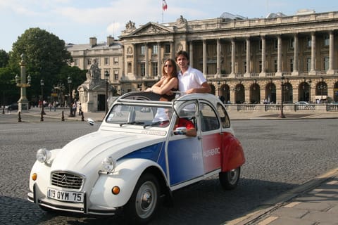 Classic, Romantic Paris: 3-Hour Vintage 2CV Tour