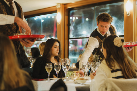 Lisbon: Tagus River Dinner Cruise with Fado Show