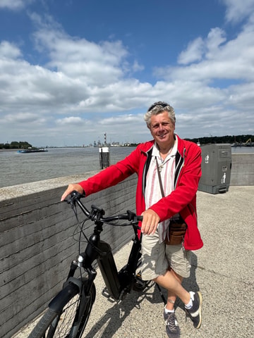 Antwerp: Bike Tour Antwerp City Highlights with Local Guide