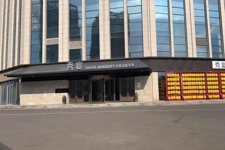 Jinan: Show Feast with Hanfu, Dinner, and Performance Row 1（SVIP）Meal+Costume+Headwear+Makeup (4 days in advance)