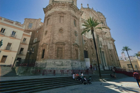 Cádiz: Walking Tour with Tapas and Drinks