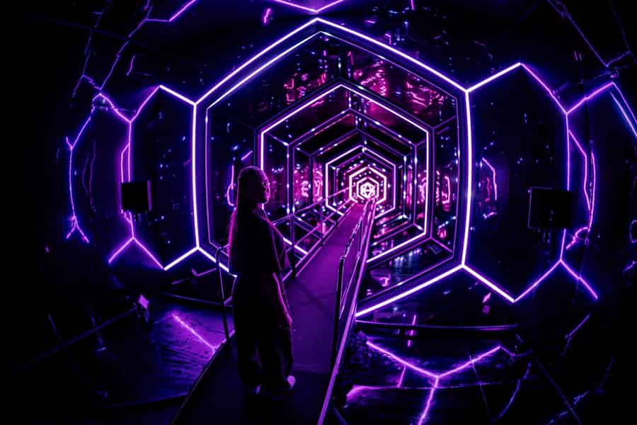 AMAZE Amsterdam: Ein immersives audiovisuelles Erlebnis. Foto: GetYourGuide