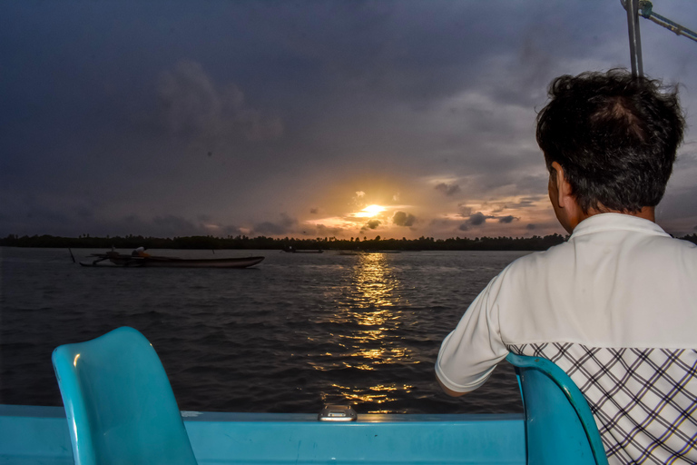 Negombo: Lagoon Boat Tour with hotel transfers & fruit snak