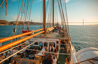 Lissabon: Bootsparty bei Sonnenuntergang mit Musik und Drinks