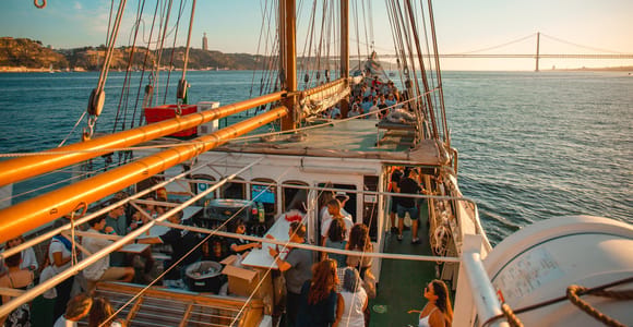 Lisbon: Sunset Boat Party Cruise with Music & Drinks