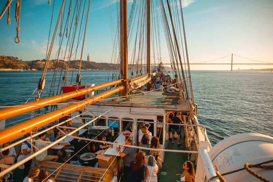 Lissabon: Bootsparty bei Sonnenuntergang mit Musik und Drinks. Foto: GetYourGuide