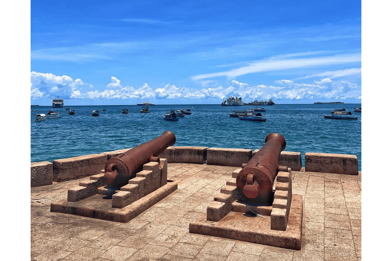 Excursão a Stone Town e à Quinta das Especiarias com almoço tradicionalPasseio pela Cidade de Pedra e Fazenda de Especiarias com Almoço Tradicional