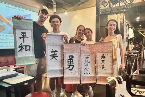 Tóquio: Caligrafia em leque ou rolo de kanji com bebida