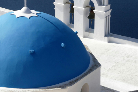 奔驰面包车接送行政贵宾从圣托里尼机场到任何目的地的接送服务。