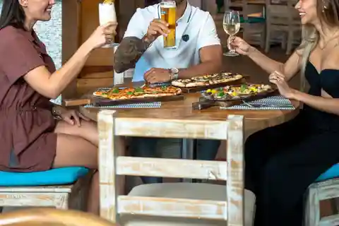 ドバイリバ・ビーチ・クラブでのMORONSコメディ・ショー（ドリンク＆お食事付き