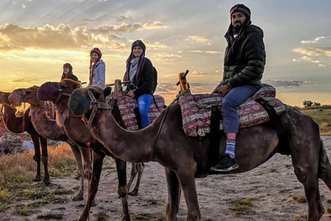 Depuis la Cappadoce : Excursion à dos de chameau au lever ou au coucher du soleil