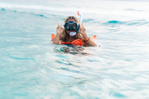 Montego Bay: Yacht Tour with Food, Drinks & Swimming Stop