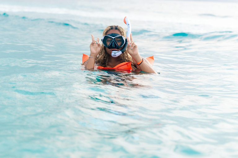 Montego Bay: Yacht Tour with Food, Drinks & Swimming Stop