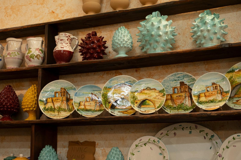 Squillace: traditional ceramic workshop with scratchboard technique Squillace: traditional ceramic workshop with sgraffito