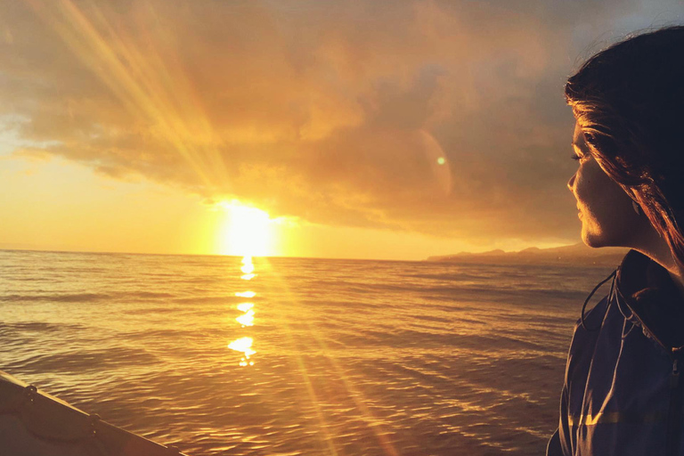 Isla Terceira : Excursión en barco al atardecer con bebida localPuesta de Sol en Barco en la Isla Terceira