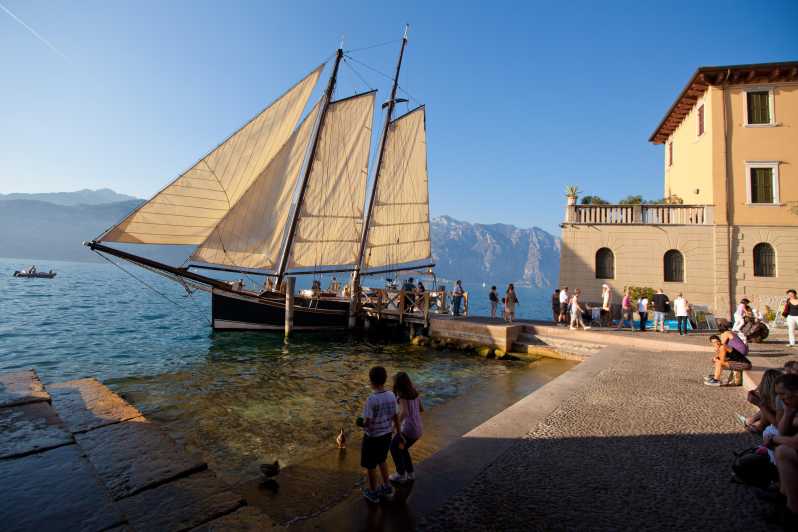 Malcesine: Crociera in barca a vela al tramonto sul Lago di Garda con aperitivo