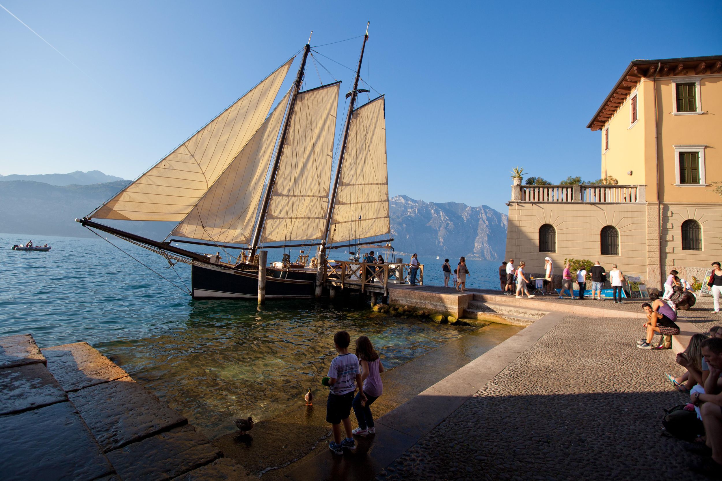 Malcesine: Golden Sunset Cruise mit Essen, Getränken und Musik