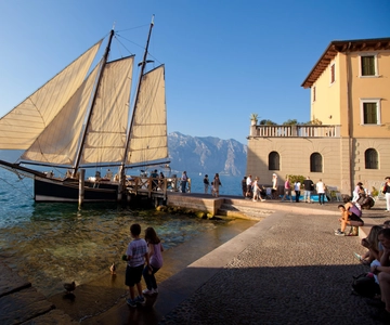 Malcesine: Crociera al tramonto d'oro con cibo, bevande e musica