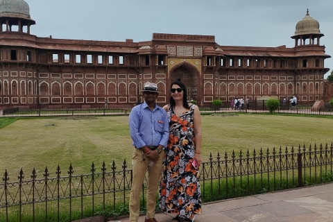 Z Bombaju: Taj Mahal – wycieczka po Agrze z wejściem i lunchemUsługa z Delhi: samochód + przewodnik + wejście + posiłki (bufet)