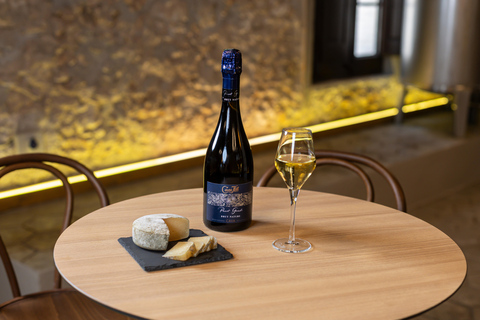 Barcelona: Cavas Hill - Visita a uma adega e degustação de queijosBarcelona: Colina Cavas - Tour pela adega e degustação de queijos