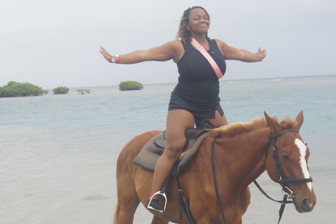 蒙特哥湾出发：骑马探秘与法尔茅斯城市精华游从蒙特哥湾出发：骑马体验与法尔茅斯城市精华游