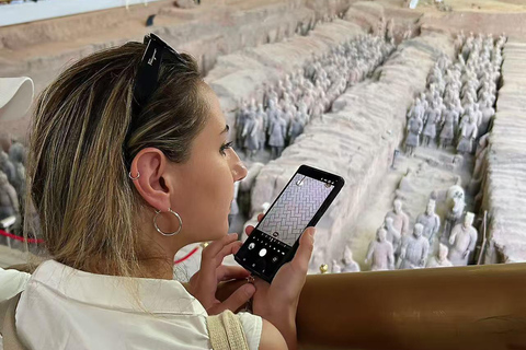 Xi'an: Terracotta Army, City Wall, Pagoda & Family Lunch Private Guided Tour with Lunch and Pickup Anywhere in Xi'an
