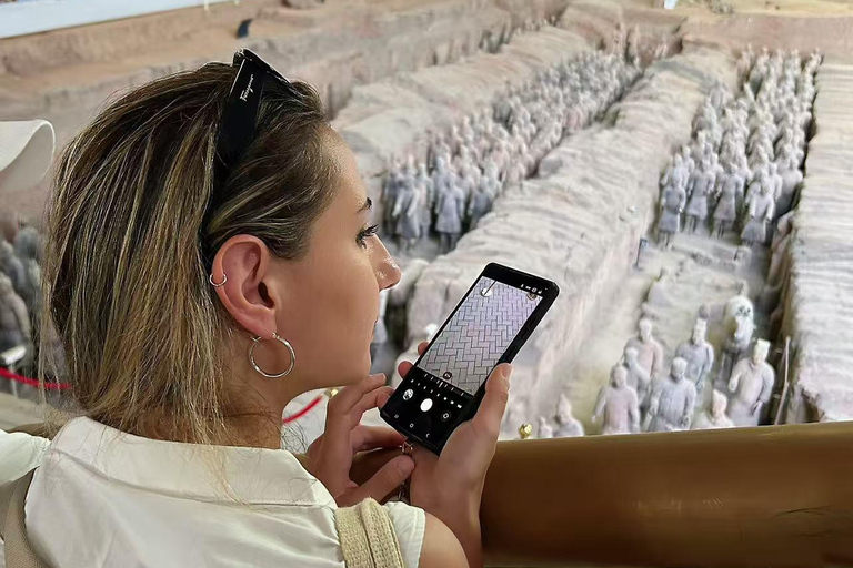 Xi'an: Terracotta Army, City Wall, Pagoda & Family Lunch Private Guided Tour with Lunch and Pickup Anywhere in Xi'an