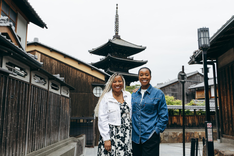 Kyoto: Gion Family Photoshoot with Local Photographer Option 2 – 4 Hours | Two Areas