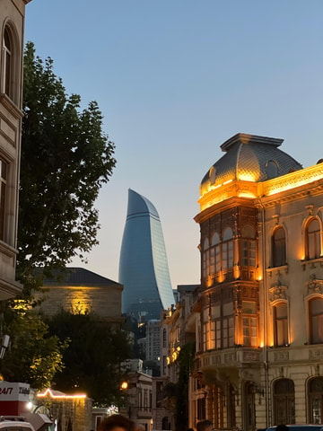 Baku: Night Panoramic Group Tour with Flame Towers