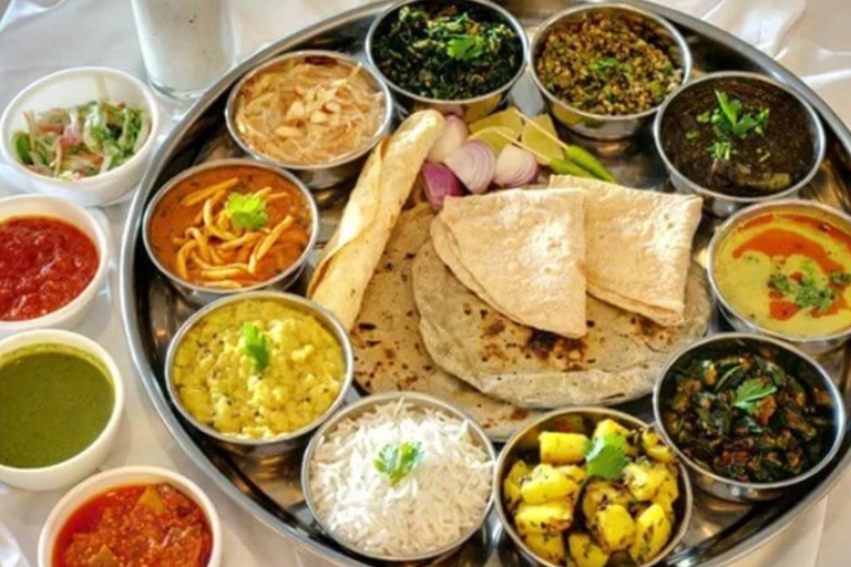 Jaipur: Clase de cocina con una familia local (vegetariana y no vegetariana)