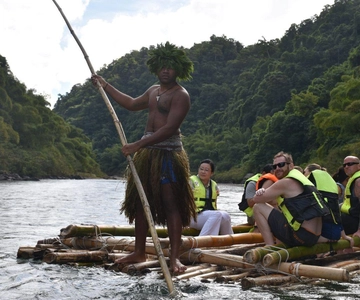 Aventure fidjienne Rafting, chute d'eau, visite du village avec déjeuner