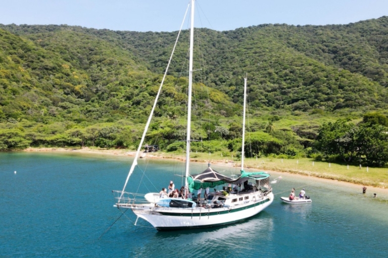 Tour to Bahia Concha by sailboat velero bahia concha