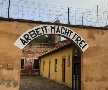 Terezin Toplama Kampı ve Holokost Tarihçisi ile KÜÇÜK GRUP