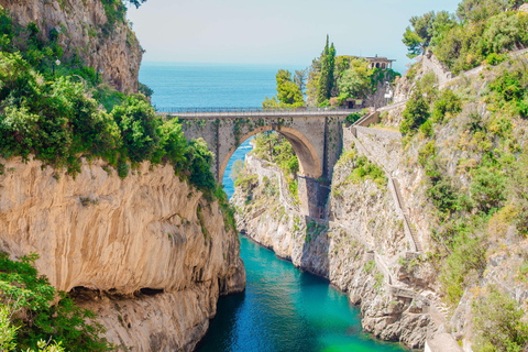 Depuis Amalfi : Tour en bateau de l'île de Capri avec plongée en apnée et boissons