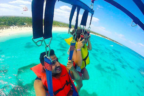 Experiência de Parasailing Privada em Punta Cana