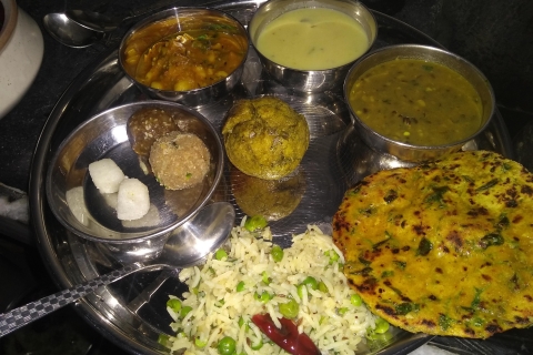 Cena tradicional privada con una familia india en Udaipur