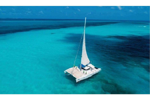 Passeio de catamarã de luxo para Isla Mujeres (almoço + transporte)