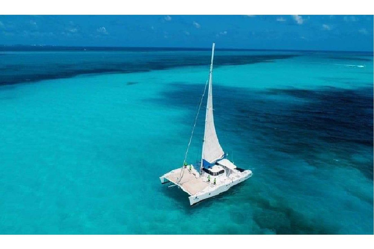 Luxury catamaran tour to Isla Mujeres (lunch+transportation)