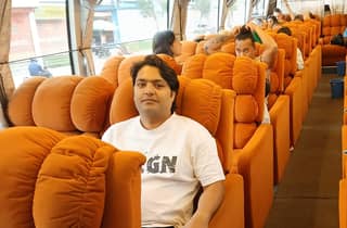 Pokhara: Transfer nach Kathmandu (luxuriöser Sofasitzerbus)